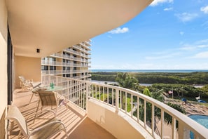 Condo, várias camas (Beachfront condo with pool/views from) | Área da propriedade