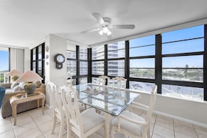 Appart'hôtel, plusieurs lits (Beachfront condo with pool/views from) | Restauration