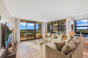 コンドミニアム ベッド (複数台) (Beachfront condo with pool/views from) | リビング エリア | 薄型テレビ