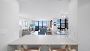 Cozinha espaçosa com uma ilha grande, móveis modernos e vista para o exterior.