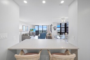 コンドミニアム ベッド (複数台) (Beachfront condo with pool/views from) | リビング エリア | 薄型テレビ