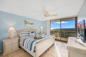 Condo, Plusieurs lits (Beachfront condo with pool/views from) | 2 chambres, fer et planche à repasser, literie fournie