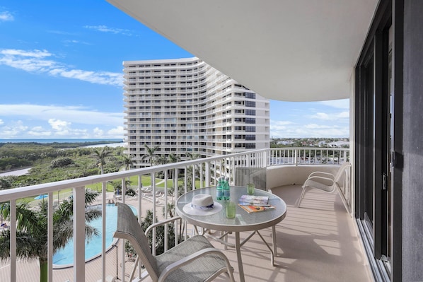 Condo, varias camas (Beachfront condo with pool/views from) | Restaurante al aire libre