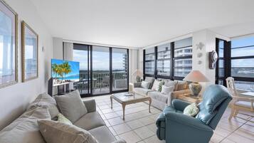 Condo, nhiều giường (Beachfront condo with pool/views from) | Khu phòng khách | TV màn hình phẳng