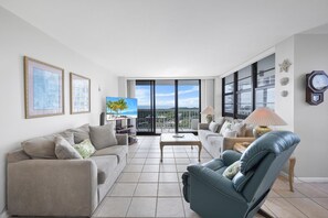 Condo, Plusieurs lits (Beachfront condo with pool/views from) | Aire de séjour | Téléviseur à écran plat