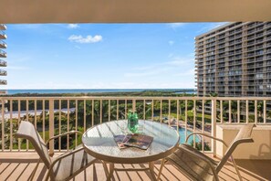 Condo, Plusieurs lits (Beachfront condo with pool/views from) | Restauration en plein air