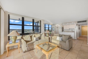 Condo, varias camas (Beachfront condo with pool/views from) | Área de sala de estar | Televisión de pantalla plana 