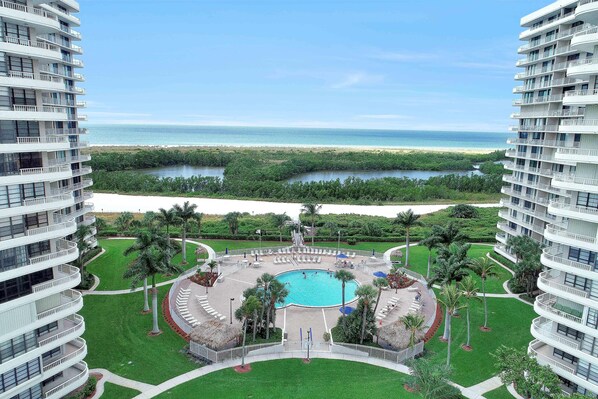 Condo, Plusieurs lits (Alluring beachfront condo with pool a) | Terrain de lâhĂ©bergement