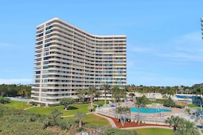 콘도, 침대(여러 개) (Alluring beachfront condo with pool a) | 외관