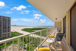 콘도, 침대(여러 개) (Alluring beachfront condo with pool a) | 숙박 시설 구내