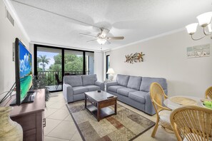 Leilighet, 1 queensize-seng med sovesofa (Stylish condo across from South Beach) | Oppholdsområde | Flatskjerm-TV