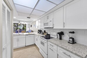 Private kitchen - Stylish Condo Across From South Beach (Marco Island)