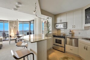 Condo, varias camas (Sandcastle I-1201) | Cocina privada | Refrigerador, microondas, parrilla de estufa y lavavajillas