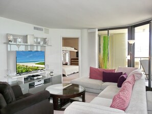 Condo, varias camas (Sandcastle I-1201) | Área de sala de estar | Televisión de pantalla plana