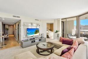 Condo, varias camas (Sandcastle I-1201) | Sala de estar | Televisión de pantalla plana 
