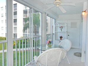 Terrace/patio - Coastal Style Condo With Pool, spa and Steps to Beach (Marco Island)