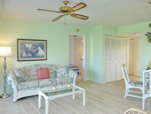 Leilighet, flere senger (Coastal style condo with pool, spa an) | Oppholdsområde | Flatskjerm-TV