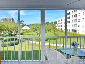 Terrace/patio - Coastal Style Condo With Pool, spa and Steps to Beach (Marco Island)