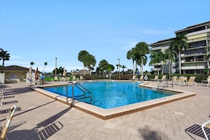 คอนโด, เตียงคิงไซส์ 1 เตียง และโซฟาเบด (Condo with pool, view of Clam Bay and) | สระว่ายน้ำ | สระน้ำอุ่น
