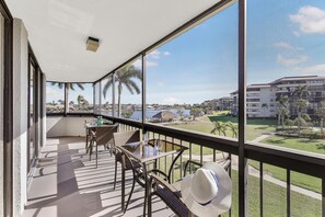 Apartment, 1 King-Bett und Schlafsofa (Condo with pool, view of Clam Bay and) | Speisen im Freien