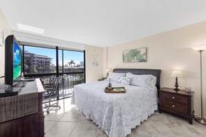 Apartment, 1 King-Bett und Schlafsofa (Condo with pool, view of Clam Bay and)