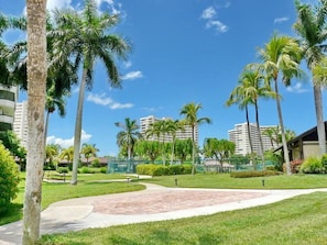 คอนโด, เตียงคิงไซส์ 1 เตียง และโซฟาเบด (Condo with pool, view of Clam Bay and) | วิวท้องถนน