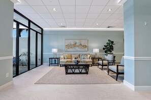 Apartment, Mehrere Betten (Admiralty House 806 South) | Wohnzimmer