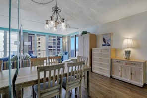 Lägenhet - flera sängar (Admiralty House 806 South) | 2 sovrum, strykjärn/strykbräda, gratis wi-fi och sängkläder
