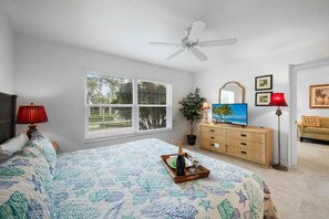 Appart'hôtel, 1 très grand lit et 1 canapé-lit (Peaceful condo with pool across from ) | 2 chambres, fer et planche à repasser, draps fournis