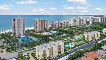 Kondominium, 1 Tempat Tidur King dengan tempat tidur Sofa (Peaceful condo with pool across from ) | Eksterior