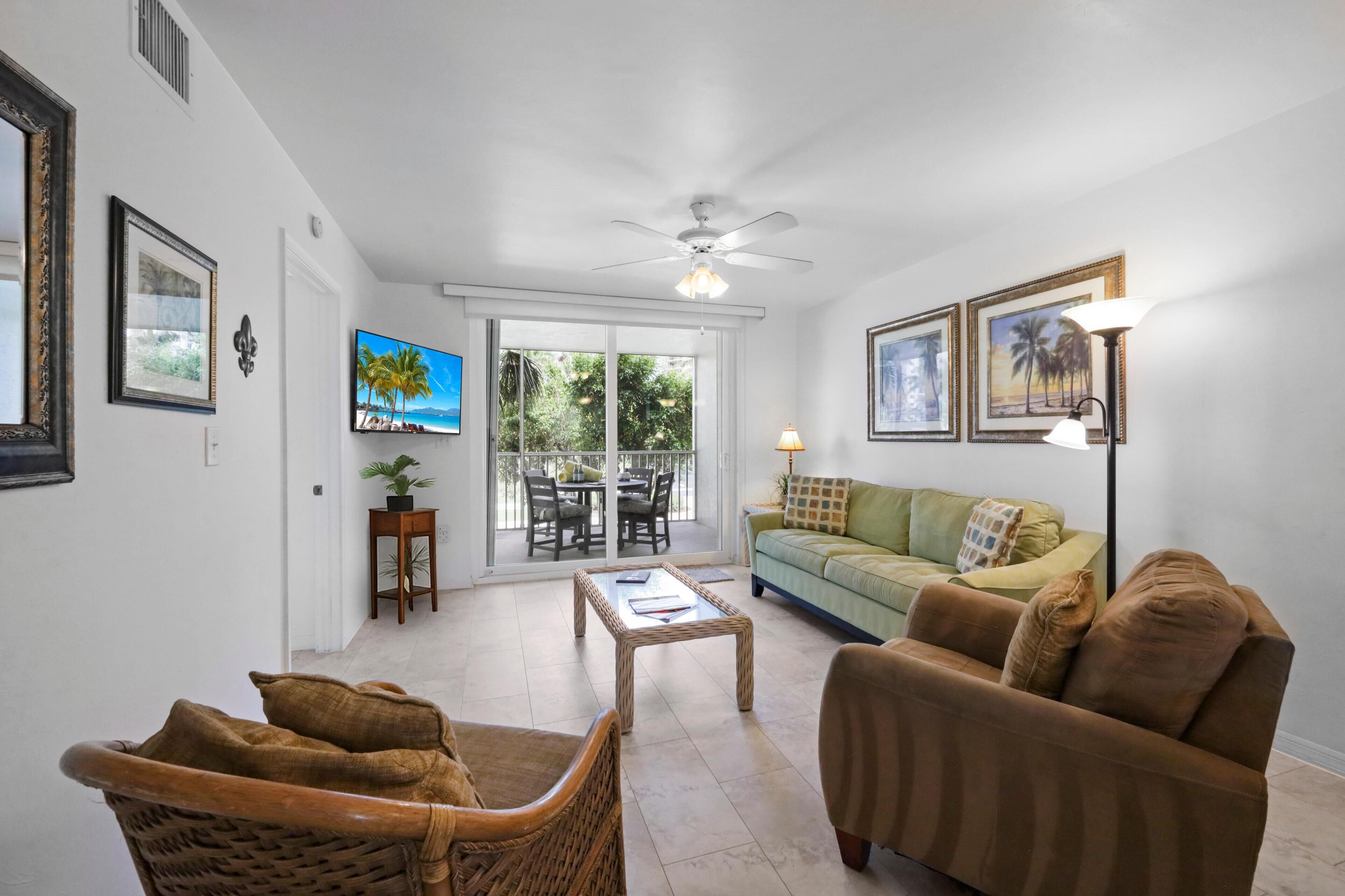 Kondominium, 1 Tempat Tidur King dengan tempat tidur Sofa (Peaceful condo with pool across from ) | Area keluarga | TV layar datar