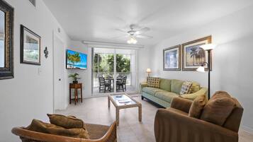 Kondominium, 1 Tempat Tidur King dengan tempat tidur Sofa (Peaceful condo with pool across from ) | Area keluarga | TV layar datar