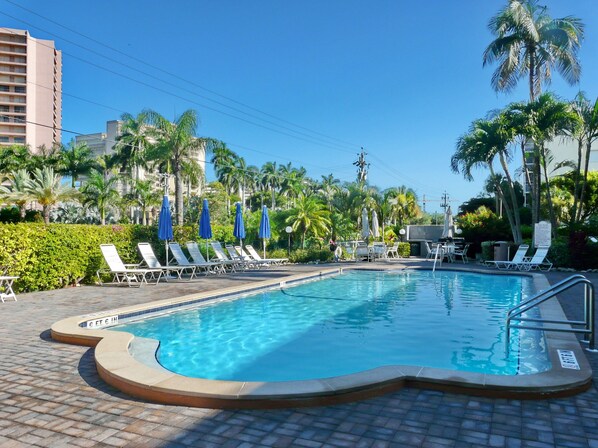 Huoneisto, 1 keskisuuri parisänky ja vuodesohva (Breezy condo with deluxe pool and pri) | Uima-allas | Lämmitetty uima-allas