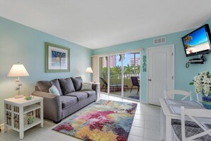 Huoneisto, 1 keskisuuri parisänky ja vuodesohva (Breezy condo with deluxe pool and pri) | Olohuone | Taulutelevisio