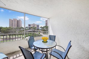 Condo, 1 Queen Bed with Sofa bed (Breezy condo with deluxe pool and pri) | Dining