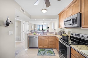 Private kitchen - Alluring Beachfront Condo With Pool and View of Lagoon (Marco Island)