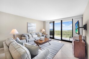 Leilighet, 1 kingsize-seng med sovesofa (Alluring beachfront condo with pool a) | Oppholdsområde | Flatskjerm-TV