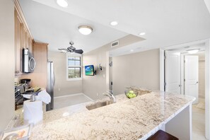 Appart'hôtel, 1 très grand lit et 1 canapé-lit (Alluring beachfront condo with pool a) | Cuisine privée