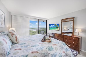 Condo, 1 cama King size y sofá cama (Alluring beachfront condo with pool a) | 2 habitaciones, tabla de planchar con plancha y ropa de cama