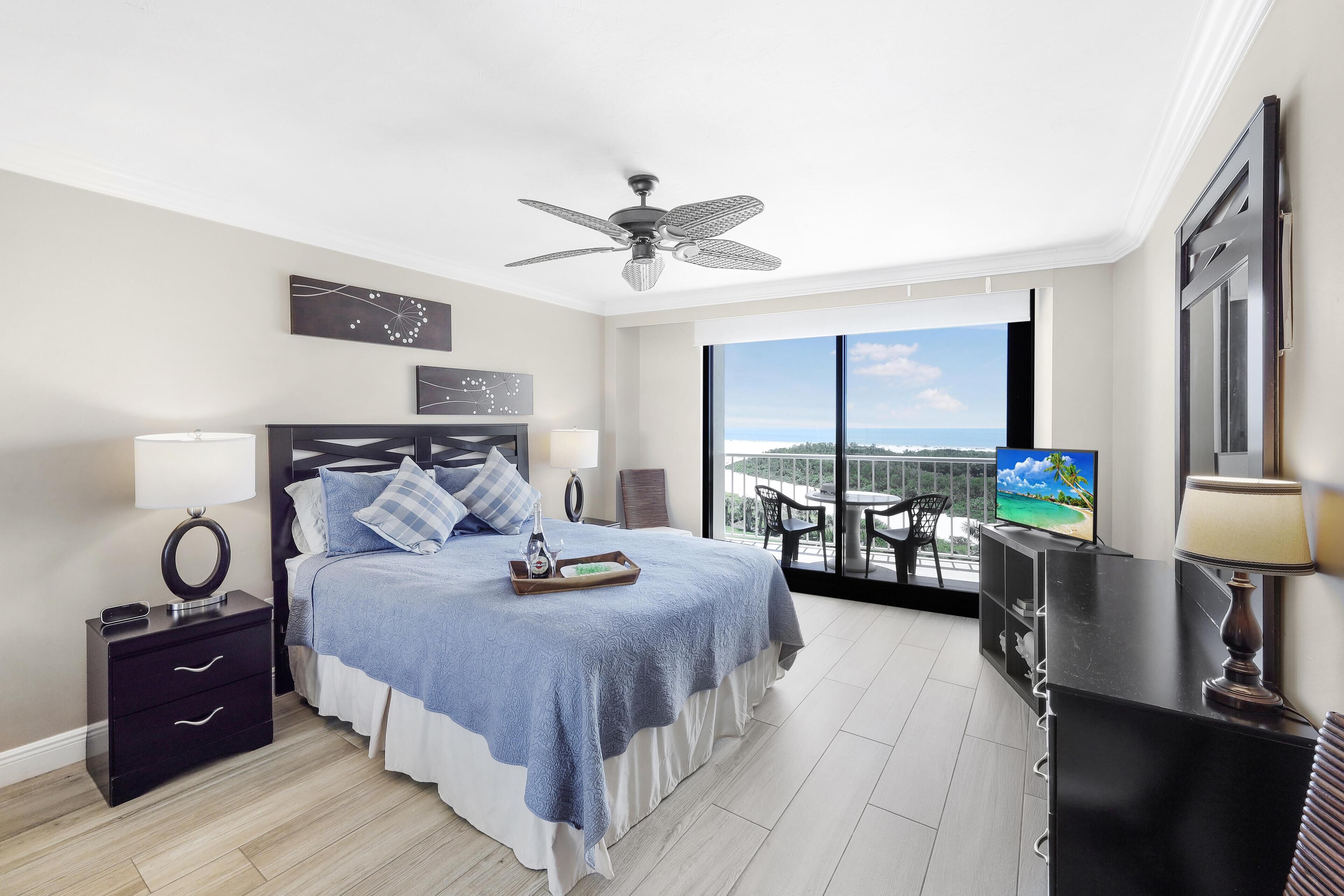 公寓客房, 1 張加大雙人床 (Beachfront condo with SW-facing balco) | 2 間臥室、熨斗/熨衣板、床單