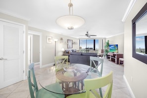 Condo, 1 cama Queen (Beachfront condo with SW-facing balco) | Opções para refeição