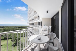 コンドミニアム クイーンベッド 1 台 (Beachfront condo with SW-facing balco) | 屋外ダイニングエリア