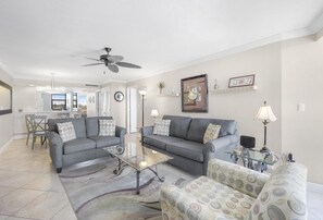 Huoneisto, 1 keskisuuri parisänky (Beachfront condo with SW-facing balco) | Oleskelualue | Taulutelevisio