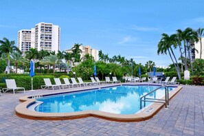 Appart'hôtel, 1 grand lit et 1 canapé-lit (Beach Club 413) | Piscine | Piscine chauffée, chaises longues