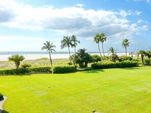 Leilighet, flere senger (Cozy beachfront condo with pool and t) | Golf