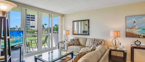 公寓客房, 多張床 (Cozy beachfront condo with pool and t) | 客廳 | 平面電視