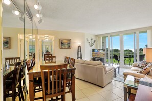 Appart'hôtel, plusieurs lits (Cozy beachfront condo with pool and t) | Salle de séjour | Télévision à écran plat