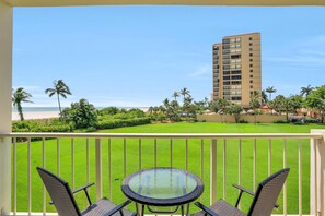 Leilighet, flere senger (Cozy beachfront condo with pool and t) | Balkong