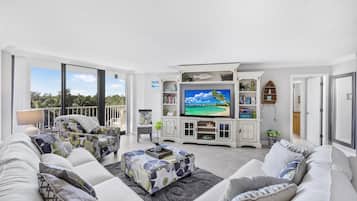 Condo, varias camas (Beachfront condo in resort-style comm) | Área de sala de estar | Televisión de pantalla plana