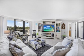 Condo, Plusieurs lits (Beachfront condo in resort-style comm) | Aire de séjour | Téléviseur à écran plat